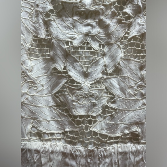 White dress - Picture 3 of 3